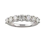 une bague en or blanc sertie de cinq diamants ronds taille brillant