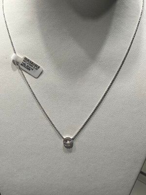 Collier plaqué argent avec un pendentif en diamant, présenté sur un mannequin blanc