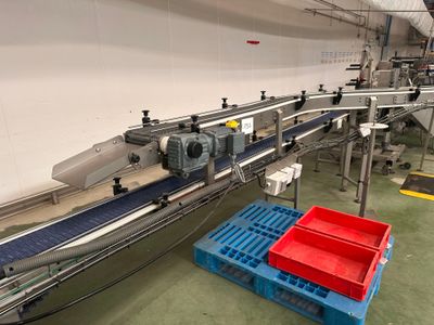17 m linéaires de convoyeur motorisé en inox, tapis INTRALOX…