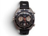 une montre noire avec une trotteuse rouge sur un cadran blanc