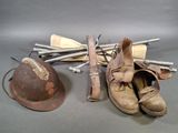 un chapeau et une paire de chaussures à côté d'un tas d'outils