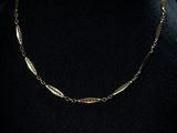 un collier en or sur un mannequin mannequin mannequin mannequin mannequin mannequin mannequin mannequin mannequin mannequin