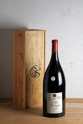 une bouteille de vin posée à côté d'une caisse en bois
