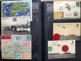Il y a de nombreux types de timbres différents sur ce dossier noir.