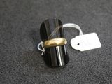 une bague avec un anneau en or et une étiquette de prix dessus