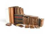 plusieurs vieux livres sont empilés sur une surface blanche
