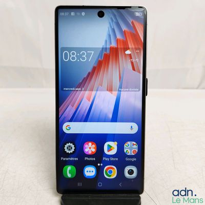 un gros plan sur l'arrière d'un smartphone noir