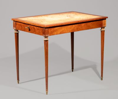 l'image d'une petite table avec un tiroir