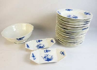 beaucoup d'assiettes et de bols posés sur une table