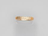 une bague en or jaune sertie de cinq diamants sur fond blanc