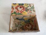une petite boîte en bois ornée d'un motif floral