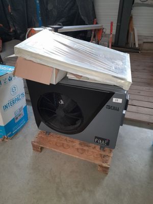 une glacière posée sur une palette dans un garage