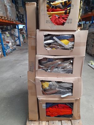 plusieurs cartons empilés les uns sur les autres dans un entrepôt