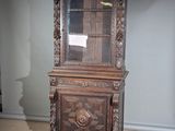une armoire en bois surmontée d'un miroir