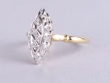gros plan d'une bague en diamant sur une surface blanche