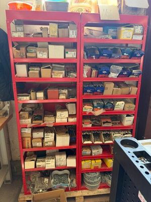 une étagère rouge remplie d'une multitude d'outils de toutes sortes