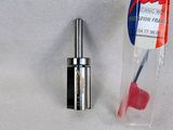 une image représentant un petit flacon de liquide à côté d'un petit flacon contenant des brosses à dents