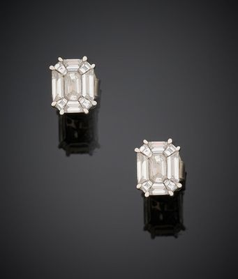 une paire de boucles d'oreilles en émeraude et diamant