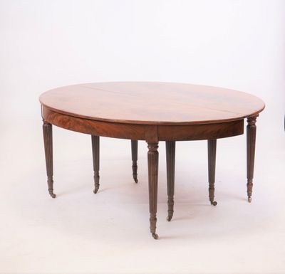 table de salle à manger ovale avec pieds tournés et plateau en bois