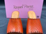 une paire de sandales en cuir orange pour femme, avec des lanières tressées