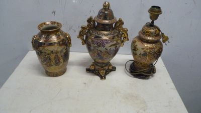 trois vases posés sur une table