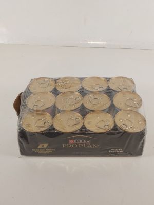 une boîte de pièces d'or posée sur une surface blanche