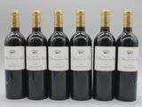 six bouteilles de vin sont alignées dans une rangée