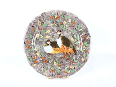 une assiette sur laquelle figurent un oiseau et un autre oiseau