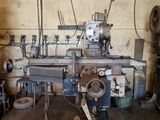 une machine qui se trouve à l'intérieur d'un bâtiment