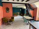 une pièce dans laquelle se trouvent une table, des chaises et un canapé