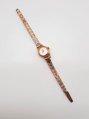 gros plan d'une montre-bracelet sur une surface blanche