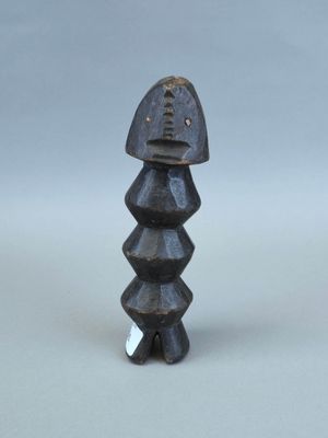 une photo d'une sculpture en bois représentant un poisson