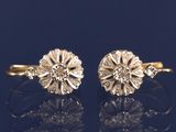 une paire de boucles d'oreilles en forme de fleur, en or et diamants