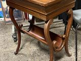 une petite table en bois avec une chaise devant