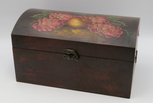 Coffre en bois peint de fleurs. H 22 L 40 l 24 cm