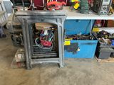 un établi contenant beaucoup d'outils