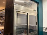 une image d'une cuisine commerciale avec des appareils en acier inoxydable