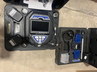 un étui noir contenant un appareil électronique bleu et noir