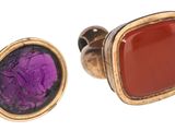 un gros plan sur une paire de boucles d'oreilles ornées d'une pierre violette
