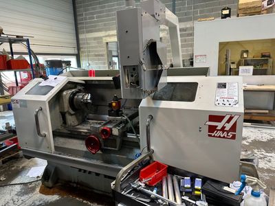 une machine qui se trouve dans un bâtiment avec des outils