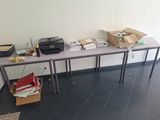une table sur laquelle se trouvent une imprimante et des boîtes, dans une pièce