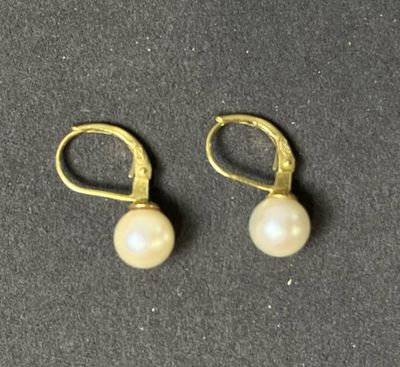 deux paires de boucles d'oreilles en perles posées sur un fond noir