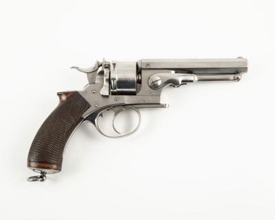 gros plan d'un revolver sur une surface blanche