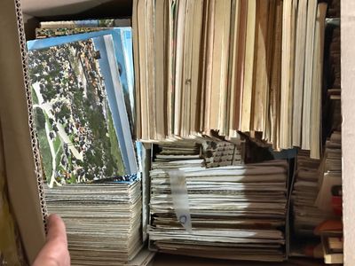 une personne tenant un livre devant une étagère remplie de livres