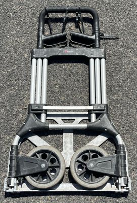 une image d'un diable dont les roues reposent sur le sol