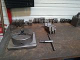 une photo d'un établi avec beaucoup d'outils dessus