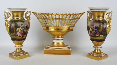 trois vases posés l'un à côté de l'autre sur une table
