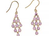 une paire de boucles d'oreilles ornées de pierres violettes
