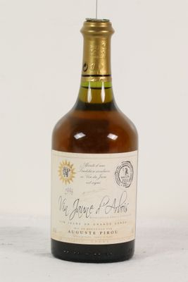 des bouteilles de vin posées les unes à côté des autres sur une table blanche