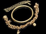 un bracelet en or, un bracelet et une bague sur fond noir